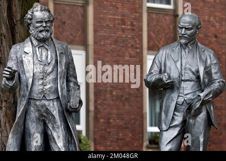 Statue di Karl Marx e Vladimir Ilyich Lenin di fronte al Comitato Centrale della MLPD, Gelsenkirchen, Ruhr, Renania settentrionale-Vestfalia, Tedesco Foto Stock