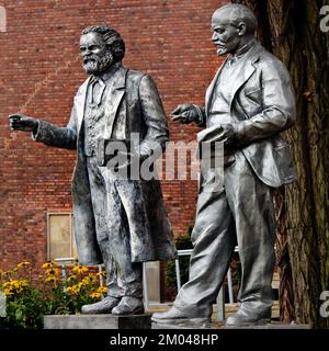 Statue di Karl Marx e Vladimir Ilyich Lenin di fronte al Comitato Centrale della MLPD, Gelsenkirchen, Ruhr, Renania settentrionale-Vestfalia, Tedesco Foto Stock