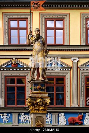 La statua romana di fronte alla Haus zum Roten Ochsen, un bellissimo edificio rinascimentale, Fischmarkt, Erfurt, Turingia, Germania, Europa Foto Stock