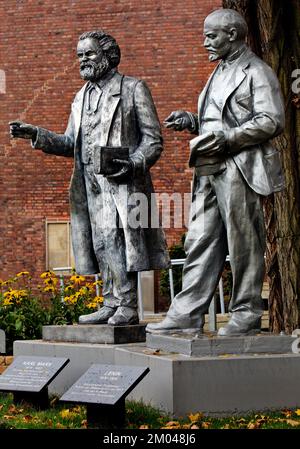 Statue di Karl Marx e Vladimir Ilyich Lenin di fronte al Comitato Centrale della MLPD, Gelsenkirchen, Ruhr, Renania settentrionale-Vestfalia, Tedesco Foto Stock