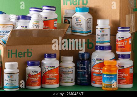 Vitamine, minerali e micronutrienti da iHerb box. Molti vasi diversi. Additivi alimentari biologicamente attivi. Supplemento dietetico set acquistare on-line. Farmaci per la salute. Kiev, Ucraina - 13 luglio 2022 Foto Stock