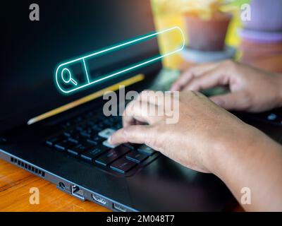 Mano umana che lavora al computer e icona di ricerca. Il concetto di ricerca di informazioni dalla rete Internet. Foto Stock