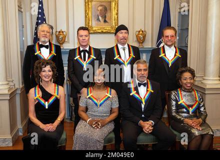 I vincitori del 45th° Annual Kennedy Center Honors posano per una foto di gruppo dopo la cena Artists Dinner presso il Dipartimento di Stato degli Stati Uniti a Washington, DC sabato 3 dicembre 2022. Da sinistra a destra: Membri della band rock irlandese U2, composta da Adam Clayton, Larry Mullen Jr. The Edge, e Bono, prima fila, da sinistra a destra: Amy Grant, Gladys Knight, George Clooney e Tania León. I 2022 honorees sono: Attore e regista George Clooney; cantante-cantautore cristiano e pop contemporaneo Amy Grant; cantante leggendario di Soul, Gospel, R&B e pop Gladys Knight; America cubana-nata Foto Stock