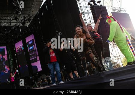 Bogota, Colombia. 03rd Dec, 2022. La band punk rock messicana 'Las Ultrasonicas' si esibirà durante il terzo giorno della riedizione del festival musicale 'Rock al Parque', il più grande festival rock dell'america latina e il terzo festival rock più grande del mondo, a Bogota, Colombia, il 3 novembre 2022. (Foto di Sebastian Barros/NurPhoto) Credit: NurPhoto/Alamy Live News Foto Stock