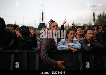 Bogota, Colombia. 03rd Dec, 2022. Un concertgoer canta durante il terzo giorno del ritorno del festival musicale 'Rock al Parque', il più grande festival rock in america latina e il terzo festival rock più grande del mondo, a Bogota, Colombia, il 3 novembre 2022. (Foto di Sebastian Barros/NurPhoto) Credit: NurPhoto/Alamy Live News Foto Stock