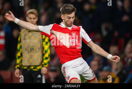 03 Nov 2022 - Arsenal / FC Zurigo - UEFA Europa League - Gruppo A - Emirates Stadium il Kierney dell'Arsenal gioca con una maglietta strappata durante la partita contro il FC Zurigo immagine : Mark Pain / Alamy Foto Stock