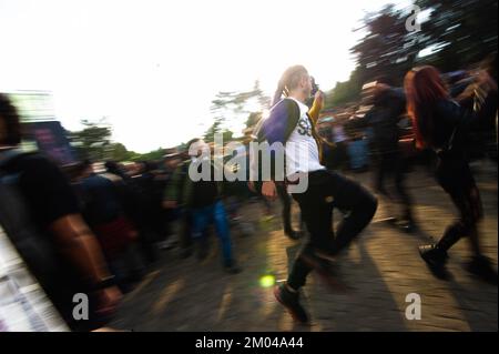 Bogota, Colombia. 03rd Dec, 2022. I concertisti si mocchitano durante il terzo giorno della rimonta del festival musicale 'Rock al Parque', il più grande festival rock dell'america latina e il terzo festival rock più grande del mondo, a Bogota, Colombia, il 3 novembre 2022. (Foto di Sebastian Barros/NurPhoto) Credit: NurPhoto/Alamy Live News Foto Stock