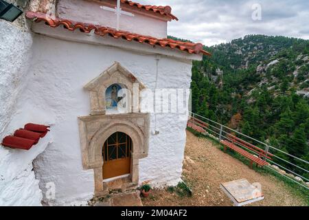 Piccola chiesa ortodossa greca nella montagna, Avlonas, Grecia. Foto Stock