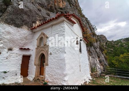 Piccola chiesa ortodossa greca nella montagna, Avlonas, Grecia. Foto Stock