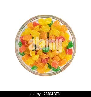 frutta candita a dadini in ciotola di vetro isolata su bianco, buccia di arance, papaie e succade usate come ripieno in pasticceria, additivo in muesli per la br Foto Stock