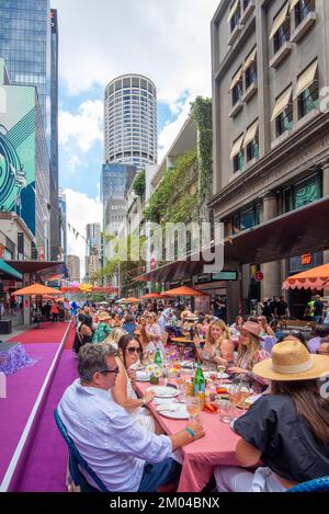 Syd, Aust, 02 dicembre 2022: La città di Sydney ha dato il via all'estate di oggi con il suo tempo glorioso, con il suo 2nd° evento ANNUALE APERTO PER PRANZO nel chiuso di George St Foto Stock