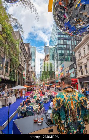 Syd, Aust, 02 dicembre 2022: La città di Sydney ha dato il via all'estate di oggi con il suo tempo glorioso, con il suo 2nd° evento ANNUALE APERTO PER PRANZO nel chiuso di George St Foto Stock