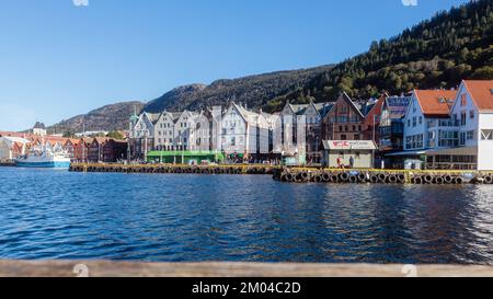 Bergen, Norvegia, 19th settembre 2022: Porto di Bergen e lega anseatica Housese in via Bryggen. Foto Stock