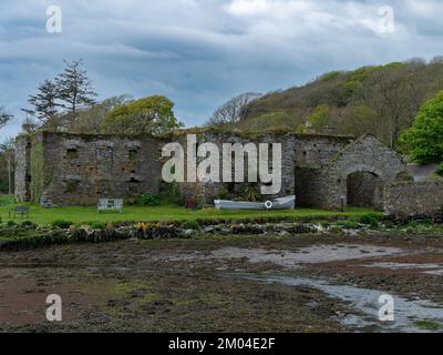 Le rovine di Arundel negozio di grano sulla riva di Clonakilty Bay in primavera. Un vecchio edificio in pietra. Monumento storico. Attrazioni turistiche Foto Stock