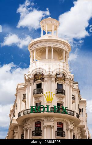 Madrid, Spagna - 20 giugno 2022: Dettaglio dell'edificio erboso, sede del negozio Rolex, sulla Gran Via di Madrid Foto Stock