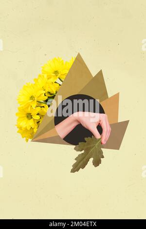 Collage foto concettuale idea mano tenere vecchie foglie vicino bello giallo fresco mazzetto gerbera per ragazza autumng stagione isolato su beige Foto Stock