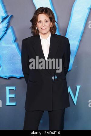 Sigourney Weaver partecipa a un invito fotografico per il nuovo film Avatar: The Way of Water, nel centro di Londra. Data immagine: Domenica 4 dicembre 2022. Foto Stock