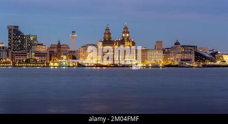 Liverpool, Regno Unito: Paesaggio urbano di edifici sul lungomare di notte che si affaccia sul fiume Mersey, compreso l'edificio Royal Liver. Foto Stock