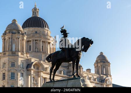 Liverpool, Regno Unito: Statua equestre del re Edoardo VII e edificio del porto di Liverpool sul lungomare della città Foto Stock