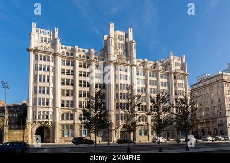 Liverpool, Regno Unito: Tower Building, George's Dock Gates, nel centro della città Foto Stock