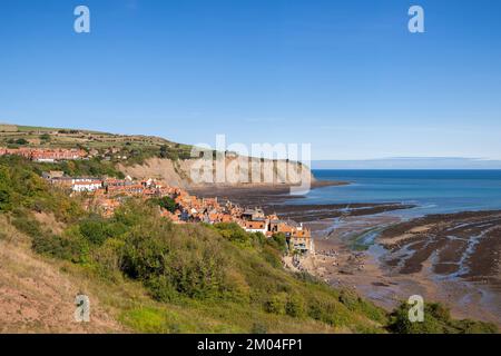 Robin Hood's Bay, Regno Unito: Pittoresco villaggio di pescatori e scogliere circostanti sulla costa nord-orientale dell'Inghilterra Foto Stock