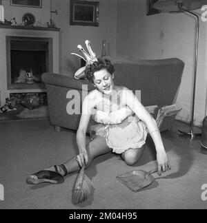 Ballerina negli anni '1950s. Una giovane ballerina, vestita con costume e scarpe, pulisce il pavimento con una spazzola e una paletta. I loro nomi sono Kerstin Bratt Deckner e John-Ivar Deckner, ballerini e attori teatrali. Svezia 1953 Kristoffersson Rif. BK4-9 Foto Stock