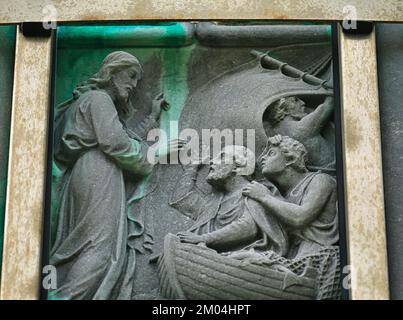 Lord Carbery's Cross raffigurante scene bibliche e sostenuta da rinforzi in acciaio inossidabile, Croachna Hill, West Cork, Irlanda Foto Stock