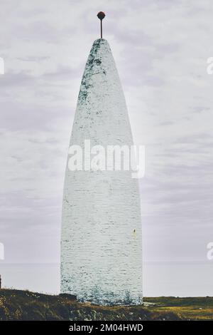 Baltimore Beacon un faro conico di pietra dipinta di bianco costruito nel 1848 come ausilio alla navigazione, Baltimora, County Cork, Irlanda Foto Stock