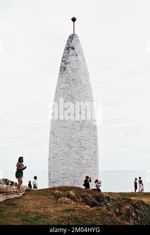 Baltimore Beacon un faro conico di pietra dipinta di bianco costruito nel 1848 come ausilio alla navigazione, Baltimora, County Cork, Irlanda Foto Stock