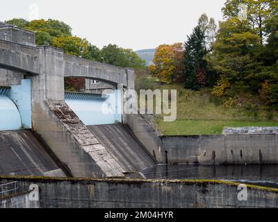 Diga di Pitlochry, Pitlochry, Scozia. Taken on 14 ottobre 2009. Muro di diga con persiane blu che trattengono l'acqua nel fiume Tummel Foto Stock