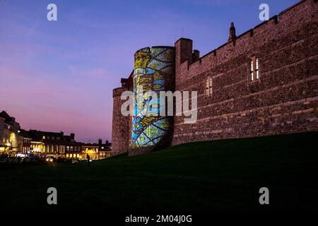 Luci natalizie del Castello di Windsor al crepuscolo della Torre Garter fuori dalle mura del Berkshire , Inghilterra , Regno Unito Foto Stock