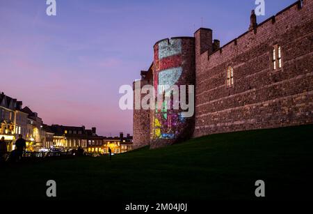 Luci natalizie del Castello di Windsor al crepuscolo della Torre Garter fuori dalle mura del Berkshire , Inghilterra , Regno Unito Foto Stock