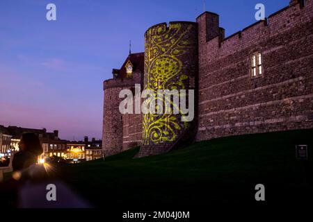 Luci natalizie del Castello di Windsor al crepuscolo della Torre Garter fuori dalle mura del Berkshire , Inghilterra , Regno Unito Foto Stock