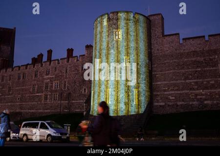 Luci natalizie del Castello di Windsor al crepuscolo della Torre Garter fuori dalle mura del Berkshire , Inghilterra , Regno Unito Foto Stock