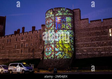 Luci natalizie del Castello di Windsor al crepuscolo della Torre Garter fuori dalle mura del Berkshire , Inghilterra , Regno Unito Foto Stock