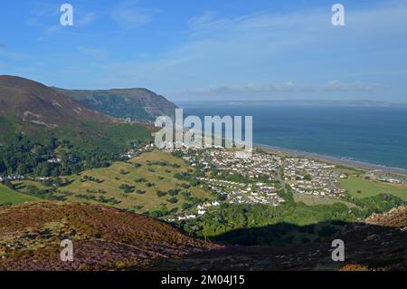 Vista sul penmaenmawr dal monte Conwy Foto Stock