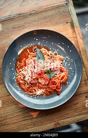 Gamberetti e pasta in salsa di pomodoro Foto Stock