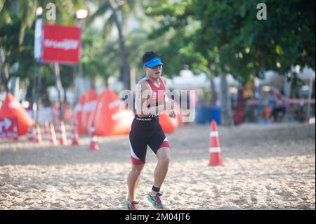 Gara di triathlon non identificata a Pattaya Triathlon, Thailandia Tri-League Tour Series 2015 il 17 ,2015 ottobre, Pattaya spiaggia, Chonburi, Thailandia. Foto Stock