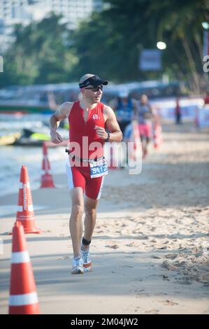 Gara di triathlon non identificata a Pattaya Triathlon, Thailandia Tri-League Tour Series 2015 il 17 ,2015 ottobre, Pattaya spiaggia, Chonburi, Thailandia. Foto Stock