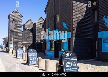 Hastings Old Town pesca sulla Stade con tradizionali capanne a rete alta dipinta di nero Hasting's Net Shops Hastings East Sussex Inghilterra UK GB Europa Foto Stock