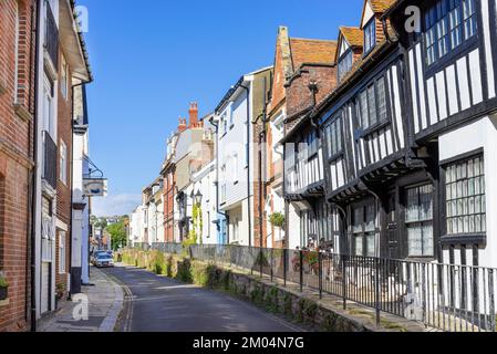 Hastings Old Town All Saints Street Case a graticcio nere e bianche e pavimenti sopraelevati Old TownHastings East Sussex Inghilterra Regno Unito GB Europa Foto Stock