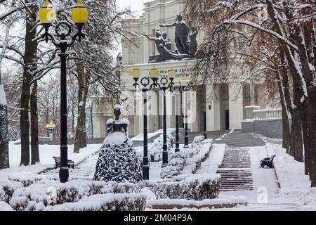 Minsk, Bielorussia, 30 novembre 2022, scultura Musa dell'Opera sul vicolo vicino al Teatro dell'Opera e Balletto Bolshoi sullo sfondo di lanterne o Foto Stock
