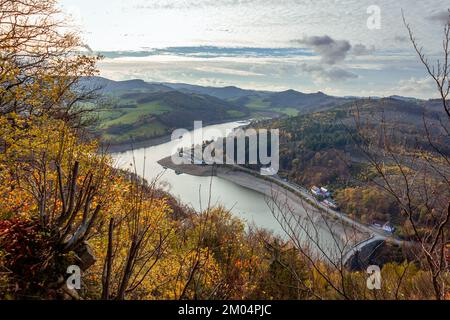 Vista dall'alto dalla montagna in autunno sul lago Diemelsee, regione del Sauerland, ciò che colpisce è il livello d'acqua estremamente basso, paese Germania Foto Stock