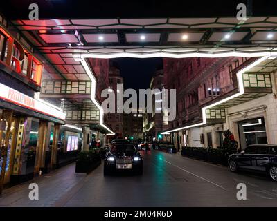 Taxi Rank fuori il Savoy Hotel con le sue strisce di luce e il Savoy Theatre sinistra mostrando Pretty Woman. The Strand, Londra. Foto Stock