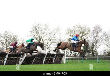 Rhebus Road guidato da jockey ben Bromley (a sinistra), Sermando guidato da jockey Jamie Brace e Pearly Island guidato da jockey Eddie Edge (a destra) durante il Fitzdares saluta ben Pauling Racing condizionale jockeys 'handicap hurdle al Huntingdon Racecourse, Cambridgeshire. Data immagine: Domenica 4 dicembre 2022. Foto Stock