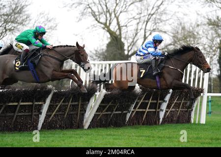 Poker Master guidato dal jockey Tom Buckley (a destra) sulla strada per vincere il Fitzdares saluta ben Pauling Racing condizionale jockeys 'handicap ostacolo con Sermando guidato da jockey Jamie Brace secondo al Huntingdon Racecourse, Cambridgeshire. Data immagine: Domenica 4 dicembre 2022. Foto Stock