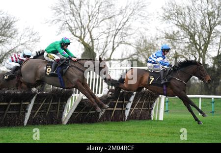 Poker Master guidato dal jockey Tom Buckley (a destra) sulla strada per vincere il Fitzdares saluta ben Pauling Racing condizionale jockeys 'handicap ostacolo con Sermando guidato da jockey Jamie Brace secondo al Huntingdon Racecourse, Cambridgeshire. Data immagine: Domenica 4 dicembre 2022. Foto Stock