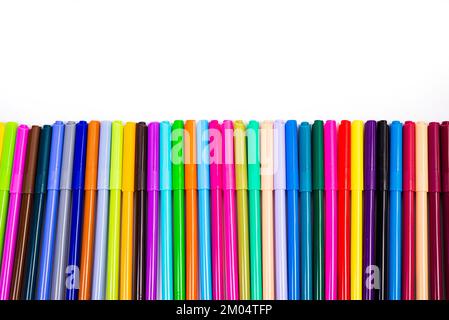 Un set di penne multicolore in fila, arcobaleno su uno sfondo bianco chiaro per striscioni. Tracciatura di marcatori, matite, inchiostro, strumenti per artisti, creat Foto Stock