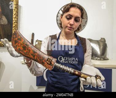 Londra UK 4 dicembre 2022 Un Hatchet indiano del sud (Moplah) costa di Malabar, 18th /19th secolo, Est £300-500.asta Mercoledì 7 dic 22 Paul Quezada-Neiman/Alamy Live News Foto Stock