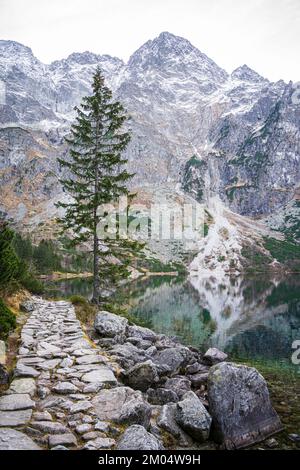 Morskie Oko o il lago Sea Eye, famosa meta turistica nel Parco Nazionale di Tatra, vicino a Zakopane, Polonia. Five Lakes Valley in montagna. Bellissimo paesaggio polacco. Foto Stock